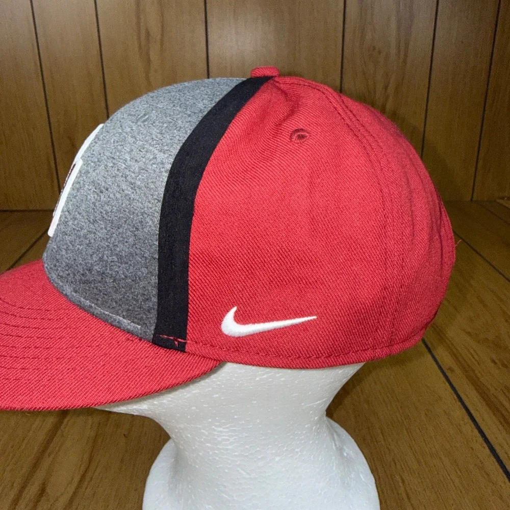 Nike True Oklahoma Sooners‎ OU Red Grey Baseball Cap Hat One Size Fits Most